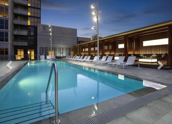 Luxury Condo With Cn Tower View Торонто Екстериор снимка