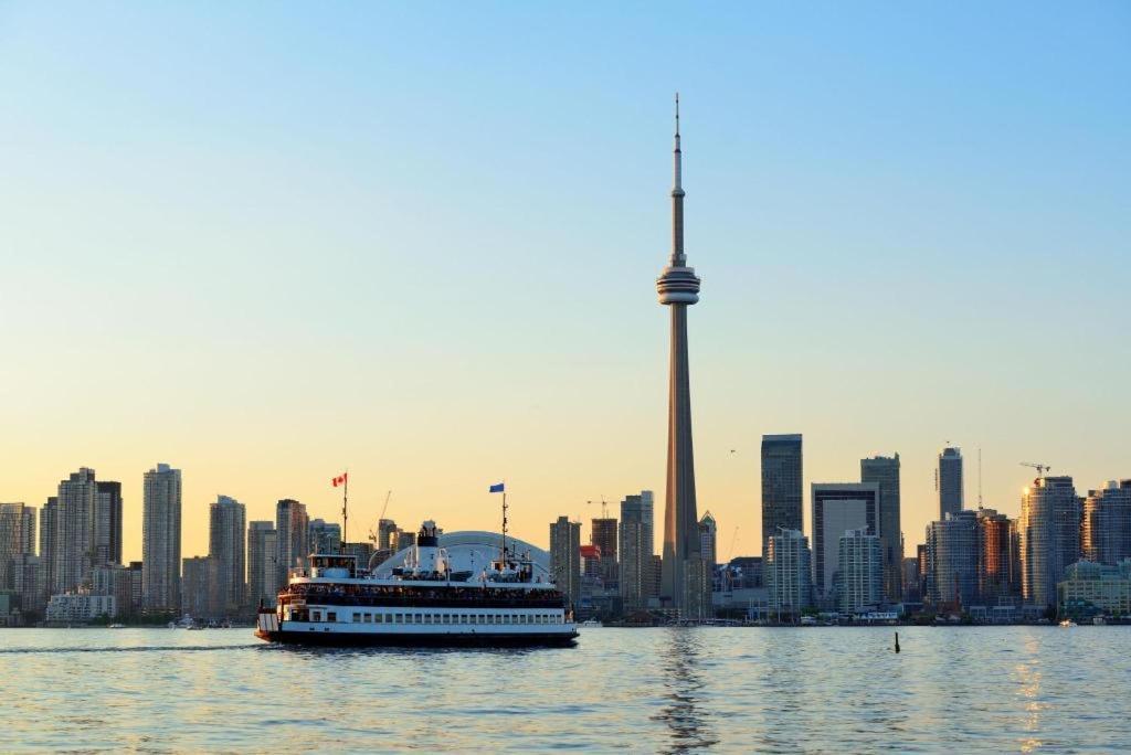 Luxury Condo With Cn Tower View Торонто Екстериор снимка